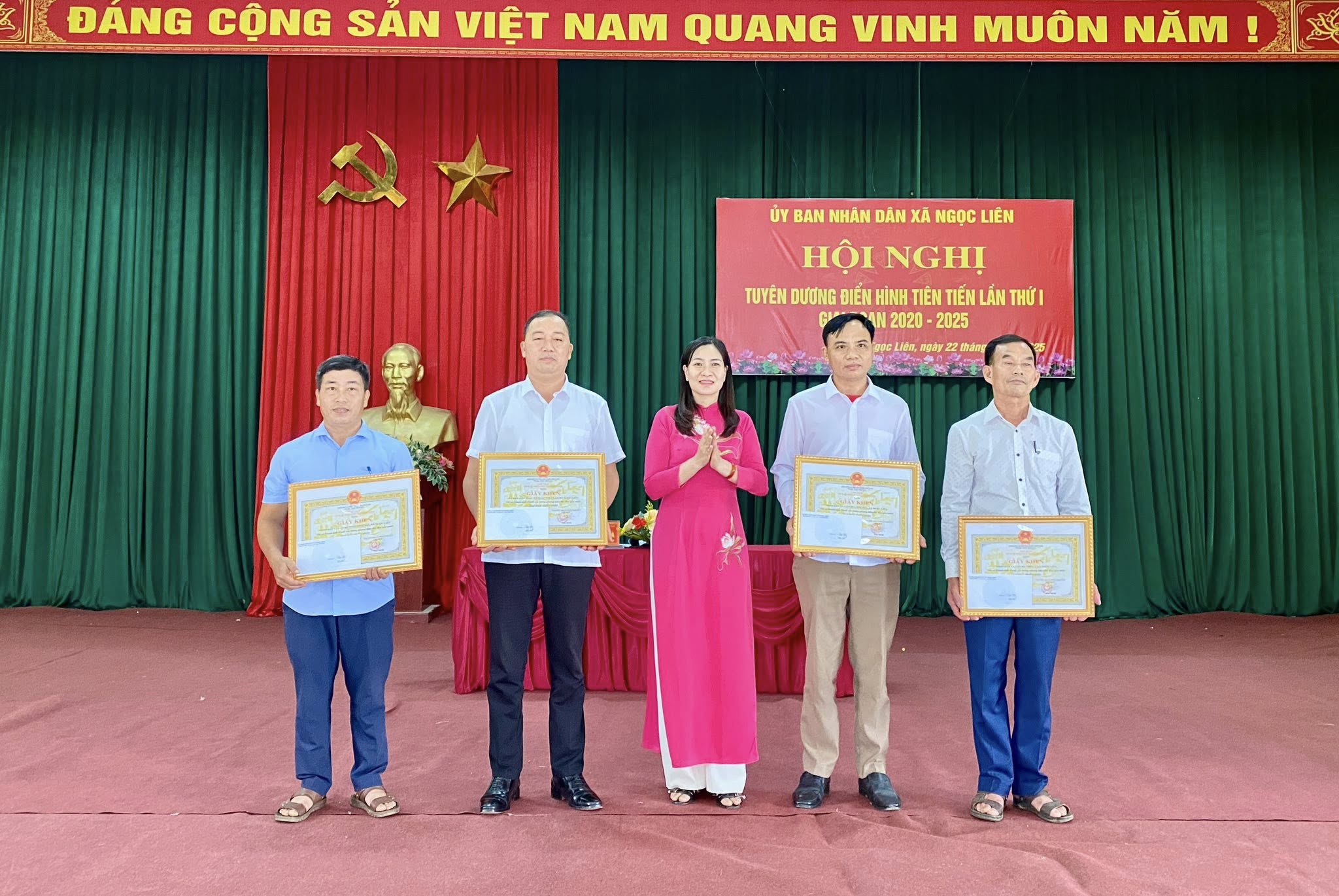 Anh-tin-bai